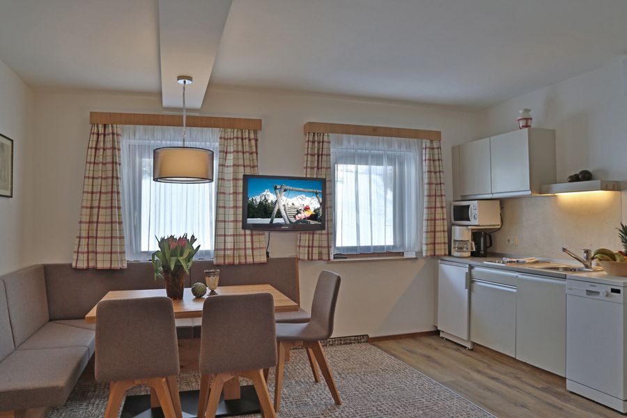 Couch und Essbereich im Appartement Grossberg