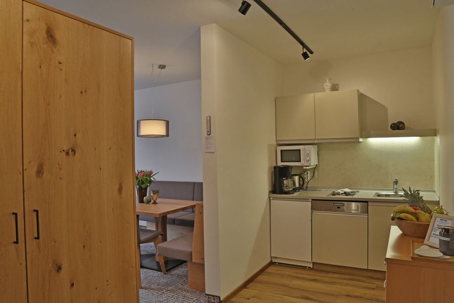 Couch und Essbereich im Appartement Zirbenherz